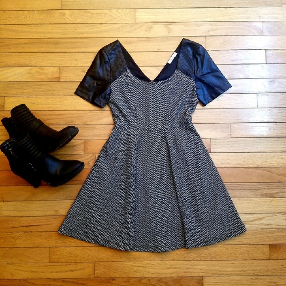 ​Vestique Faux Leather Sleeve Chevron Mini Dress Black Grey V-Neck Pleated
